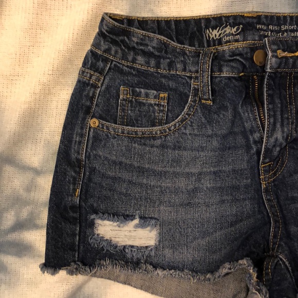 Mossimo Distressed Denim Shorts Size 2/26 - Picture 3 of 5